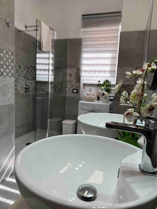 רומא 3 Fermate Dal Colosseo - Casa Vacanze Elena - 50 M Da Metro Garbatella מראה חיצוני תמונה