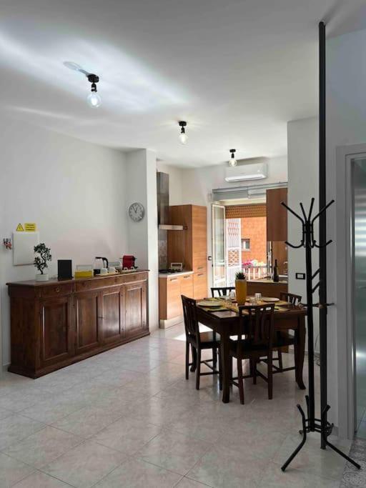 רומא 3 Fermate Dal Colosseo - Casa Vacanze Elena - 50 M Da Metro Garbatella מראה חיצוני תמונה