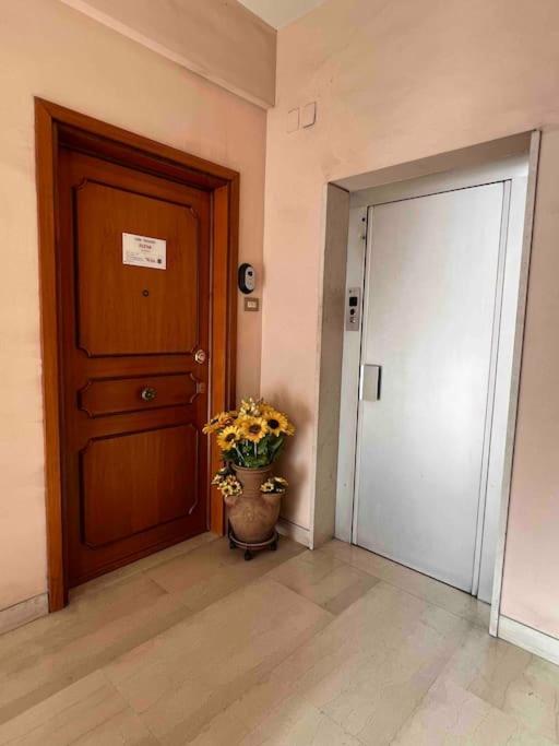 רומא 3 Fermate Dal Colosseo - Casa Vacanze Elena - 50 M Da Metro Garbatella מראה חיצוני תמונה