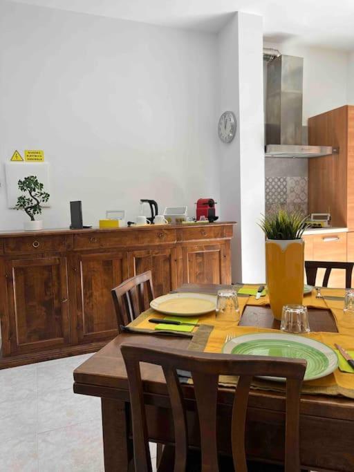 רומא 3 Fermate Dal Colosseo - Casa Vacanze Elena - 50 M Da Metro Garbatella מראה חיצוני תמונה