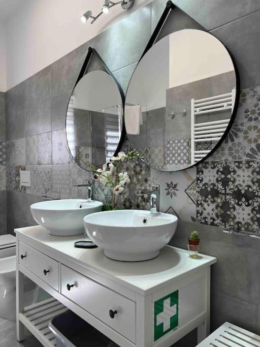 רומא 3 Fermate Dal Colosseo - Casa Vacanze Elena - 50 M Da Metro Garbatella מראה חיצוני תמונה